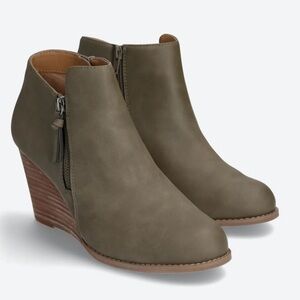 NEW REPORT FOOTWEAR Guine Faux Leather Wedge Bootie in Olive -  Size 10